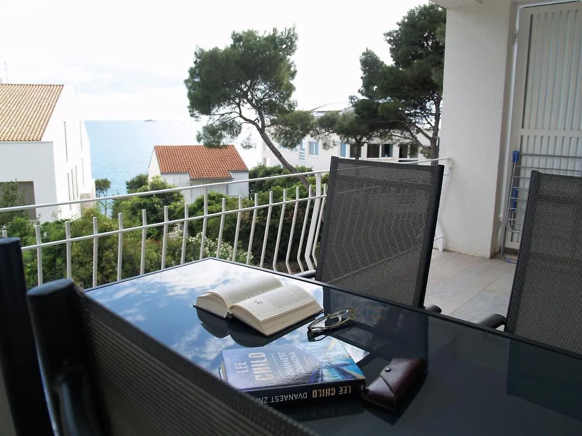 Apartment On The Beach contacts